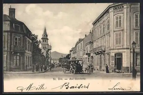 AK Saint-Dié, Rue Gambetta avec voiture ancienne et bâtiments historiques