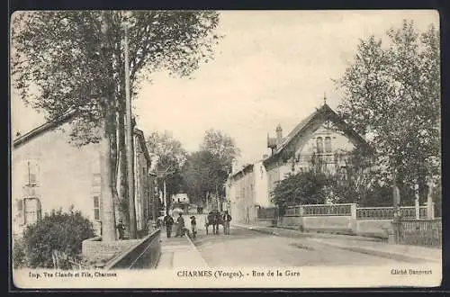 AK Charmes, Rue de la Gare avec calèche et passants