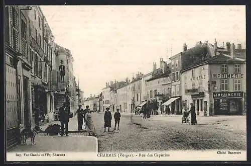 AK Charmes, Rue des Capucins animée avec passants et commerces