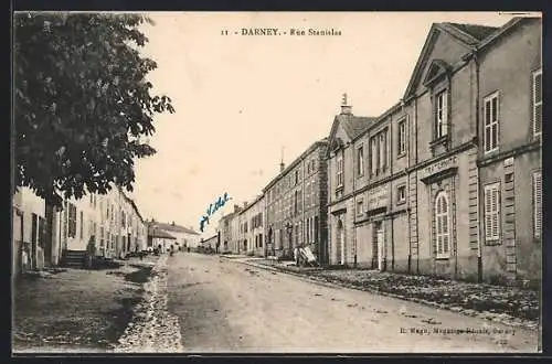 AK Darney, Rue Stanislas avec bâtiments historiques et rue pavée