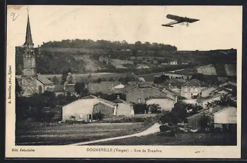 AK Dogneville, Rue de Bruneve avec église et avion en vol