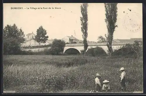 AK Domremy, Le Village et le Pont de la Meuse