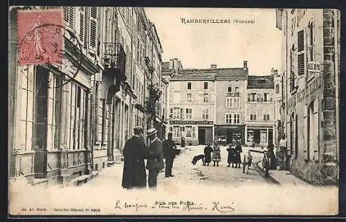 AK Rambervillers, Rue des Puits avec passants et facades historiques