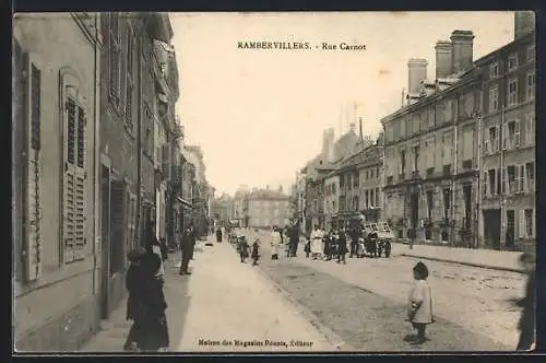 AK Rambervillers, Rue Carnot animée avec passants et bâtiments historiques