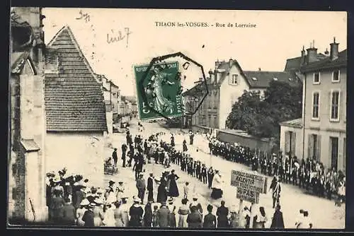 AK Thaon-les-Vosges, Rue de Lorraine avec défilé et foule rassemblée