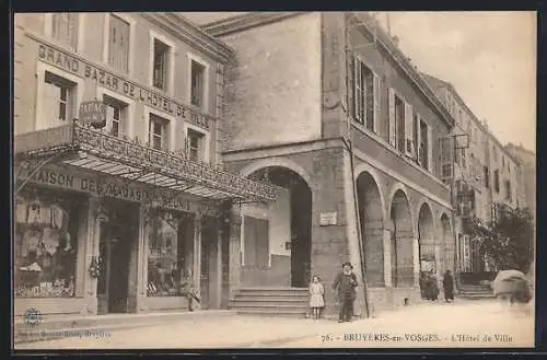 AK Bruyères-en-Vosges, L`Hôtel de Ville et Grand Bazar de l`Hôtel de Ville