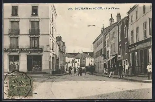 AK Bruyères-en-Vosges, Rue d`Alsace animée avec passants et chevaux