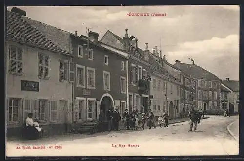 AK Corcieux, La Rue Henry animée avec habitants et maisons typiques