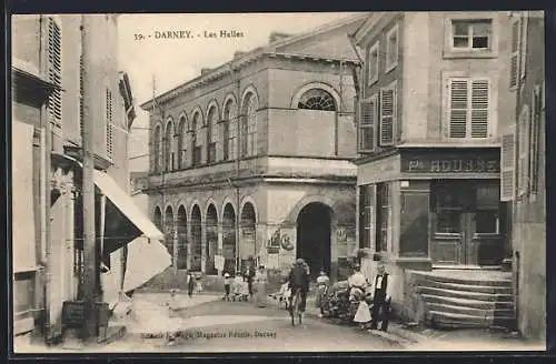 AK Darney, Les Halles animées avec passants et commerces