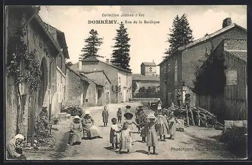 AK Domrémy, Rue de la Basilique avec enfants jouant dans la rue