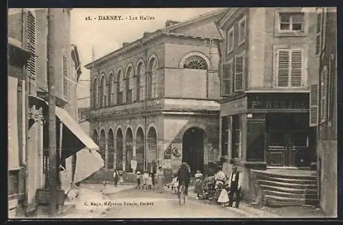 AK Darney, Les Halles animées avec passants et commerces