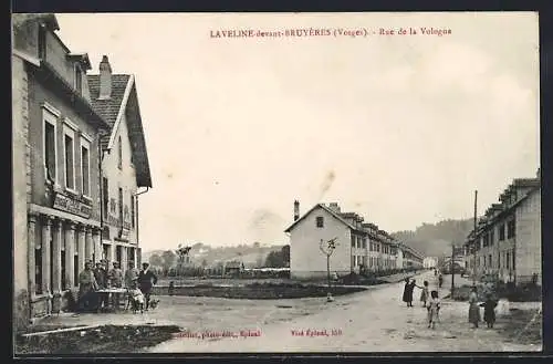 AK Laveline-devant-Bruyères, Rue de la Vologne avec habitants et maisons alignées