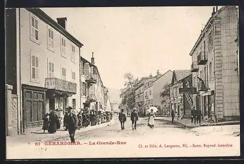 AK Gérardmer, La Grande-Rue animée avec passants et bâtiments d`époque