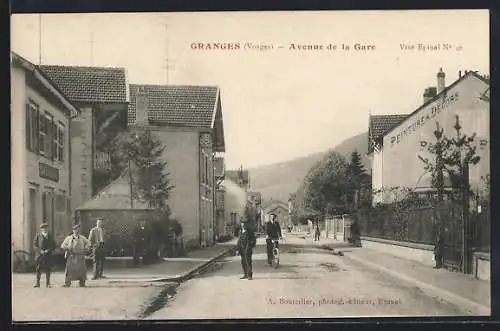 AK Granges, Avenue de la Gare avec cyclistes et passants