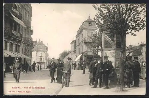 AK Épinal, Rue de la Faïencerie avec passants et bâtiments historiques