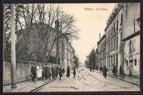 AK Épinal, Rue Thiers avec passants et bâtiments adjacents