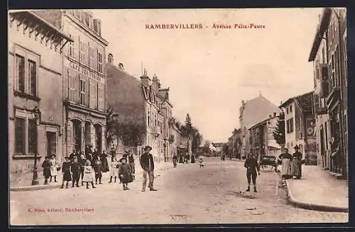 AK Rambervillers, Avenue Félix-Faure animée avec passants et bâtiments historiques