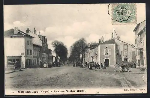 AK Mirecourt, Avenue Victor-Hugo animée avec passants et calèches