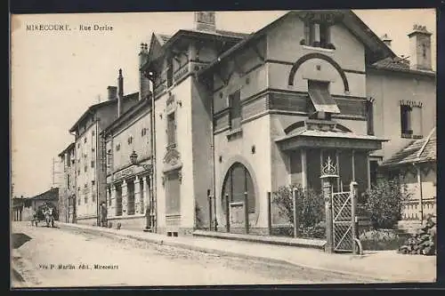 AK Mirecourt, Rue Doriée avec vue sur des bâtiments historiques et calèche