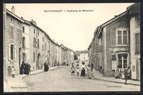 AK Mattaincourt, Faubourg de Mirecourt avec habitants dans la rue