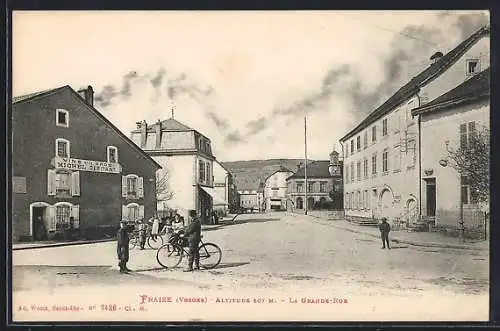 AK Fraize, La Grande-Rue avec cyclistes et bâtiments historiques