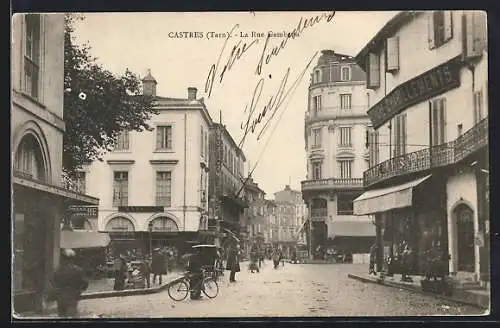 AK Castres, La Rue Gambetta animée avec piétons et cyclistes