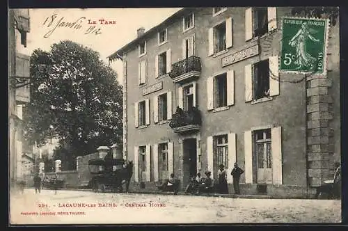 AK Lacaune-les-Bains, Central Hôtel et scène de rue animée