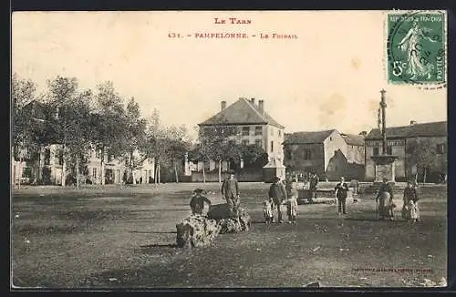 AK Pampelonne, Le Foirail avec villageois et monument