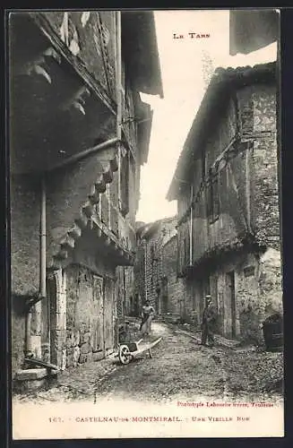 AK Castelnau-de-Montmiral, Une vieille rue