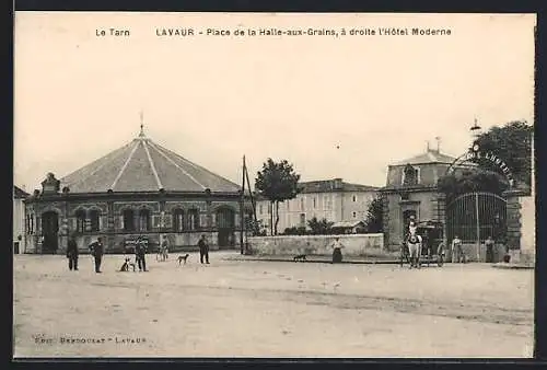 AK Lavaur, Place de la Halle-aux-Grains, à droite l`Hôtel Moderne