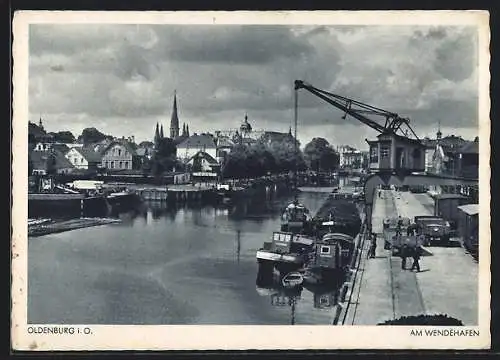 AK Oldenburg / O., Schiffe am Wendehafen, Kran
