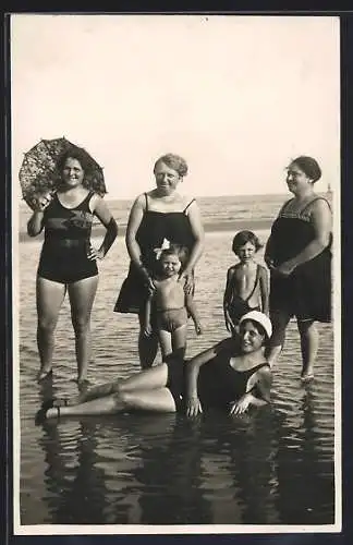 Foto-AK Frauen mit kleinen Kindern in Badeanzügen am Strand