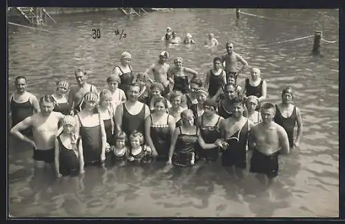 Foto-AK Gruppenaufnahme von Badegästen in Badeanzug im Wasser