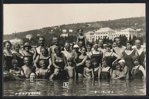 AK Gruppenaufnahme von Badegästen in Badeanzug im Wasser