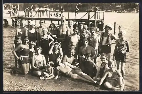 AK Gruppenaufnahme von Badegästen in Badeanzug am Strand