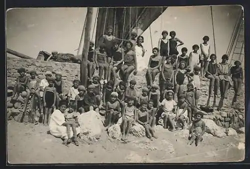 Foto-AK Gruppenaufnahme von Badegästen in Badeanzug am Strand