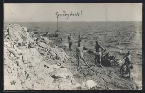 Foto-AK Gruppenaufnahme von Badegästen in Badeanzug am Felsstrand