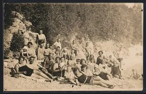 Foto-AK Gruppenaufnahme von Badegästen in Badeanzug an der Düne