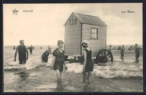 AK Les Bains, Frauen in Badeanzug im flachen Wasser