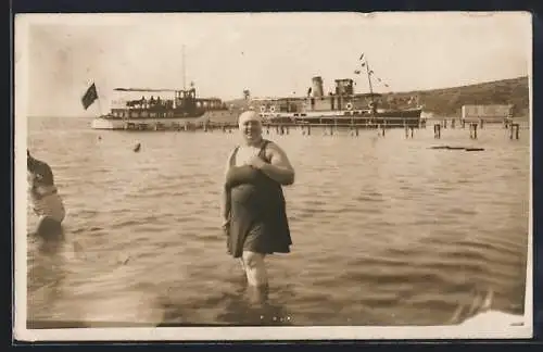 Foto-AK Frau in Badeanzug im flachen Wasser