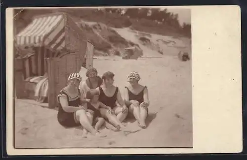 Foto-AK Frauen und Kind in Badeanzug sitzen bei einem Strandkorb