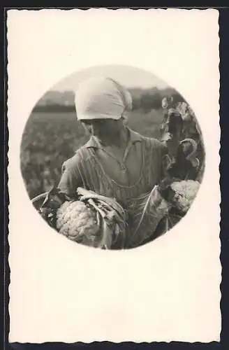 AK Hübsche Bäuerin mit geerntetem Blumenkohl