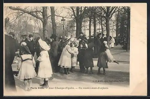 AK Paris Vécu, Aux Champs Elysées, Un rendez-vous des enfants, Kinder treffen sich auf dem Boulevard