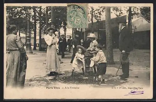 AK Paris, A la Fontaine, Kinder trinken an einem Brunnen etwas Wasser