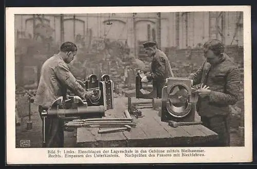 AK Fabrikarbeiter beim Einschlagen der Lagerschale in das Gehäuse