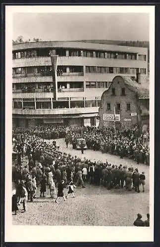 AK Zelezny Brod, Festumzug auf einem Platz