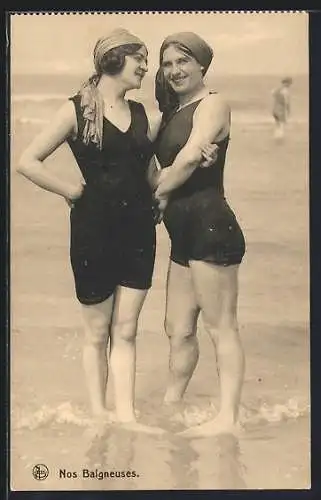 AK Zwei Frauen in Badeanzügen stehen am Strand