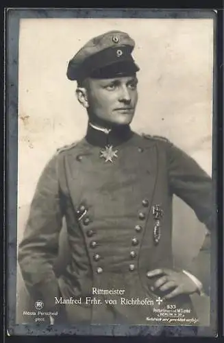 Foto-AK Sanke Nr. 533: Rittmeister Manfred Frhr. von Richthofen in Uniform, eine Hand in der Hüfte