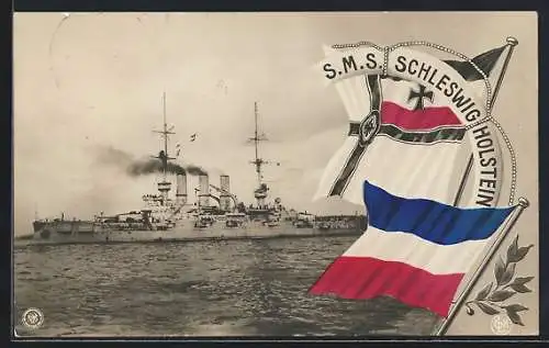 AK Kriegsschiff SMS Schleswig-Holstein auf See, Reichskriegsflagge und Flagge Schleswig-Holsteins