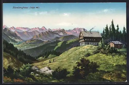 AK Blomberghaus, Ansicht der Hütte mit Bergpanorama und Wanderern